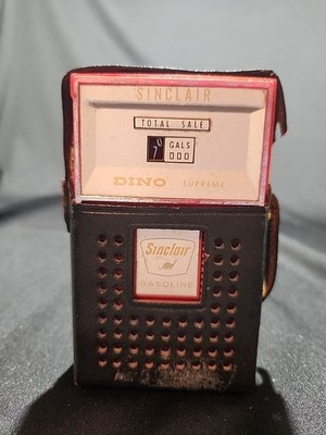 Vtg Sinclair Dino Gas Pump Transistor Radio W/ Case Works- Has A Bit Of Static