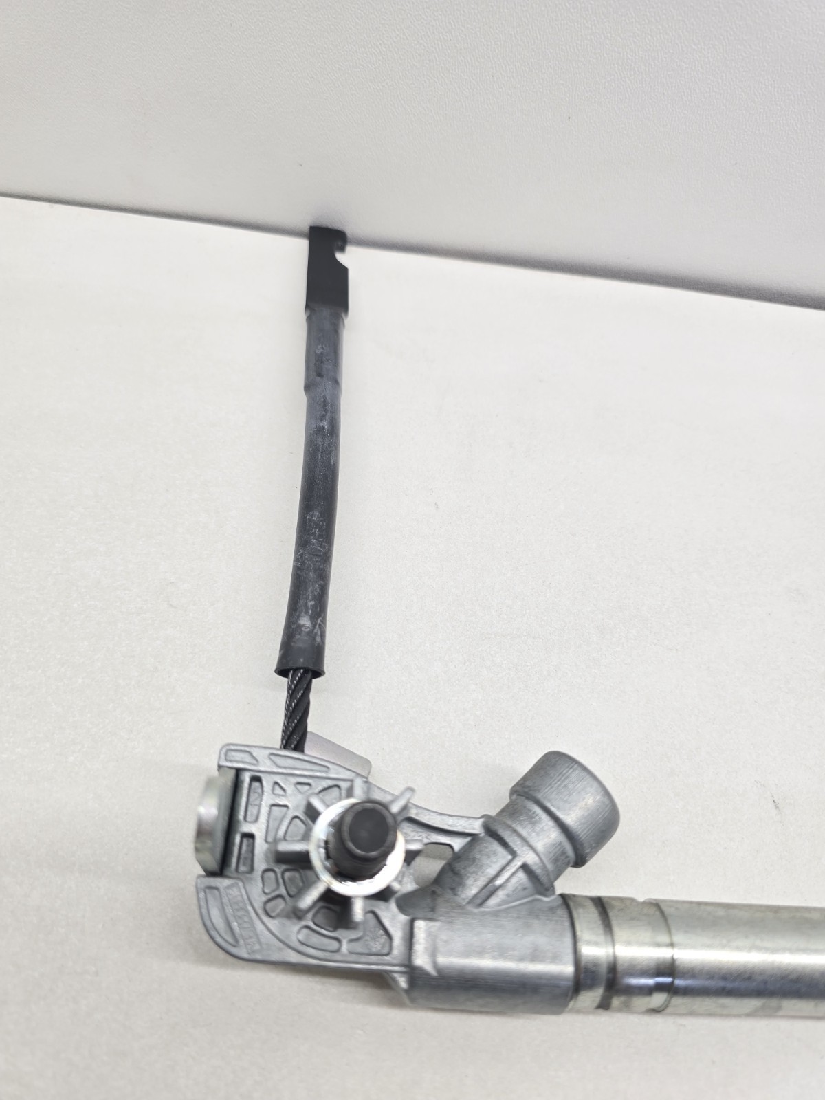 14-17 Maserati Ghibli M157 Front Right Passenger Side Seat Belt Bracket Oem