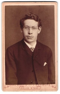 Fotografie Carl Wolf, Harburg, Am Kriegerdenkmal, Portrait eines jungen Mannes  