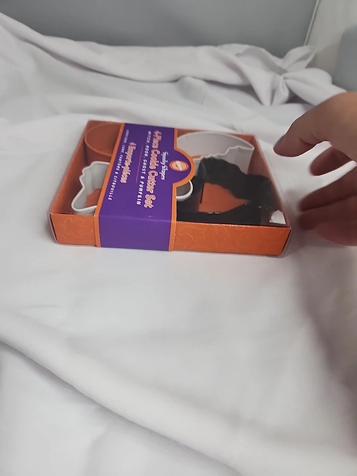 JUEGO DE CORTADOR DE GALLETAS WILTON Espeluznante 4 piezas Bruja Fantasma Luna Calabaza Halloween NUEVO  Foto 4 de 4