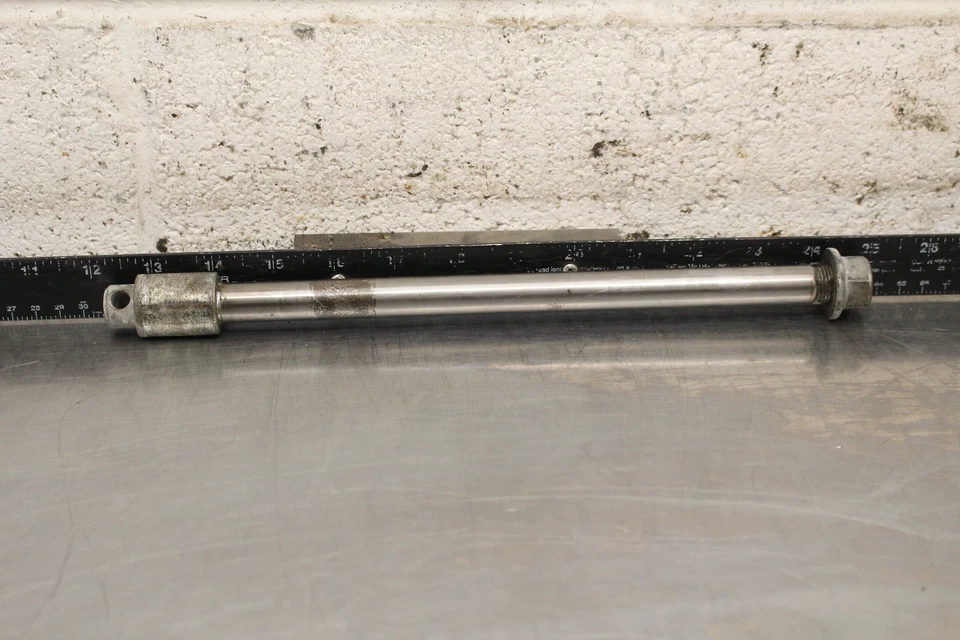 Honda V45 Magna VF750C 1982 eje trasero llanta rueda trasera eje perno pivote C409 Foto 3 de 4