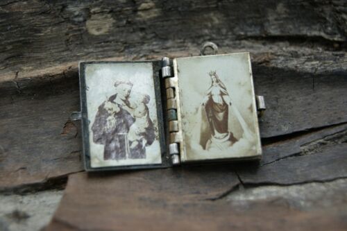 † c.1920 CATHOLIC SHAPED MINIATURE BOOK LOCKET PENDANT 8 HOLY PICTURES FRANCE † - Picture 2 of 15