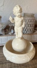 Antike Porzellanfigur Putto auf Kugel in Scha...