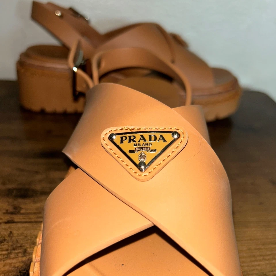 Sandalia entrecruzada Prada Rubber Monolith cebada para mujer talla 5 Foto 3 de 4