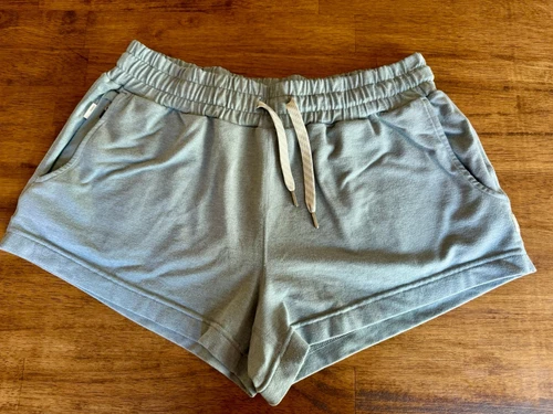 Vuori Women's Halo Performance Dreamknit Shorts Size XS Blue Gray 2.5” Inseam