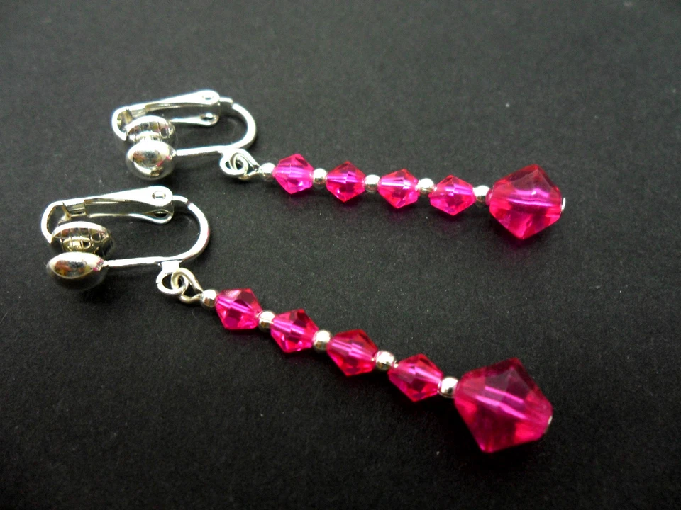 A PAIR OF DANGLY PINK GLASS CRYSTAL SILVER PLATED CLIP ON EARRINGS. - Image 1 of 1