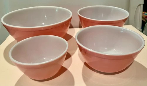 New ListingVintage Pyrex Flamingo Pink Set of 4 Nesting Mixing Bowls  401, 402, 403, 404