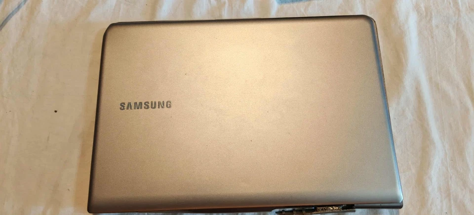 PC Portatile Samsung NP535U3C AMD A4-4355M - 250 GB HD - 6 GB DDR3 - Immagine 4 di 4