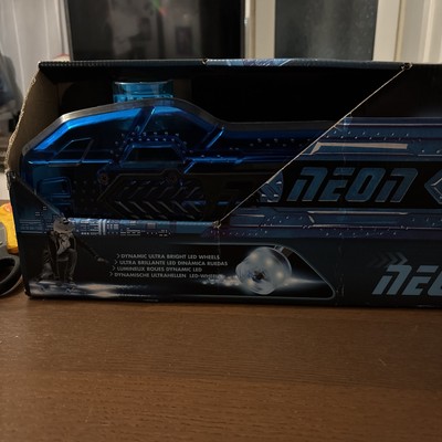 Yvolution Neon Cruzer Skateboard (mit Light Up Wheels - Powered By Motion)