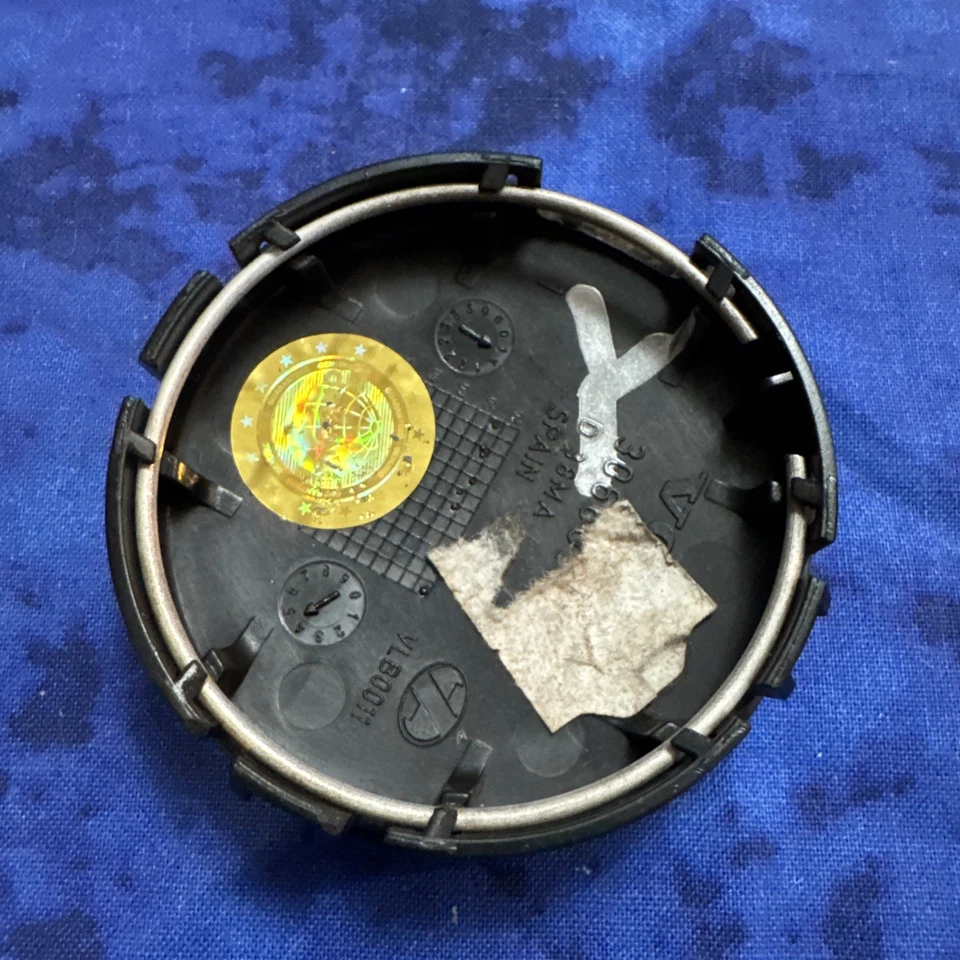 Центральный колпак Volvo 2 1/2 дюйма от оригинального производителя черный xc9 850 940 960 c70 деталь #30666913 - НАБОР ИЗ 4 - Изображение 4 из 4