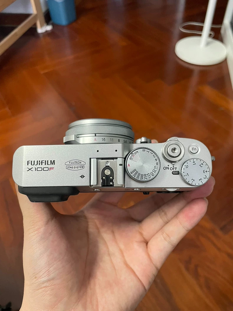 Fujifilm X100F 24.3MP Digital Compact Cam Sleek Build High - Res