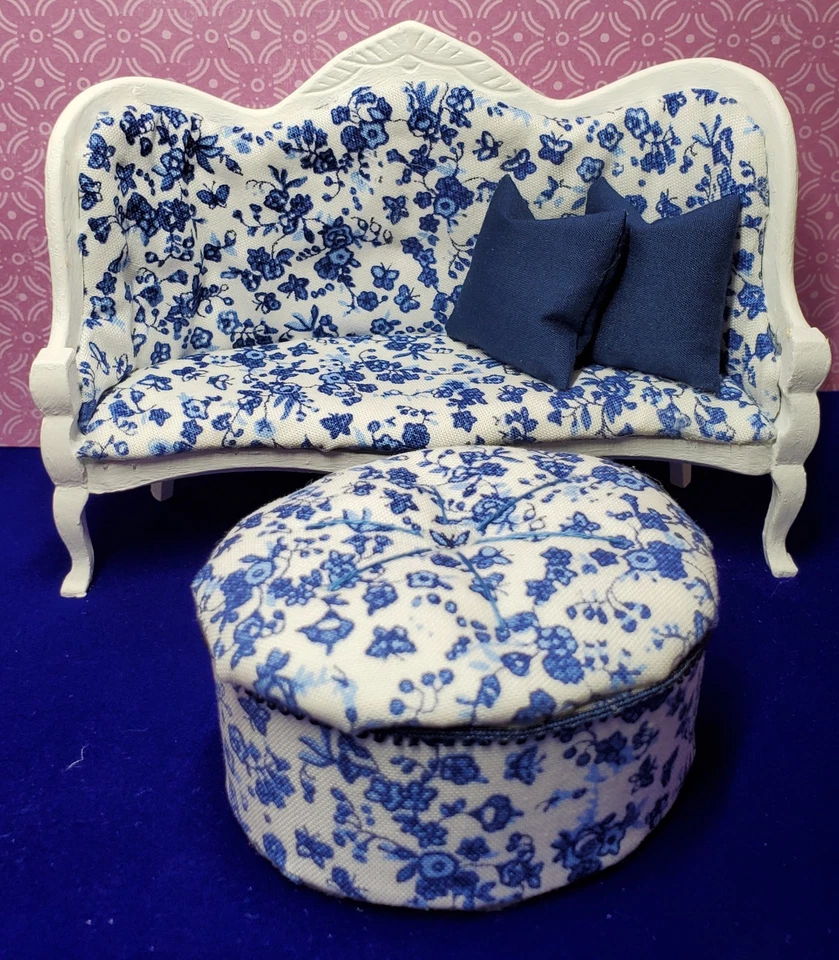 Sofá miniatura para casa de muñecas azul y blanco con otomana Foto 2 de 4