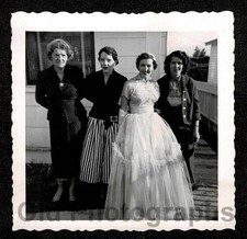BRIDE BEAUTIFUL WEDDING DRESS LADIES FAMILY FRIENDS OLD/VINTAGE PHOTO- G623
