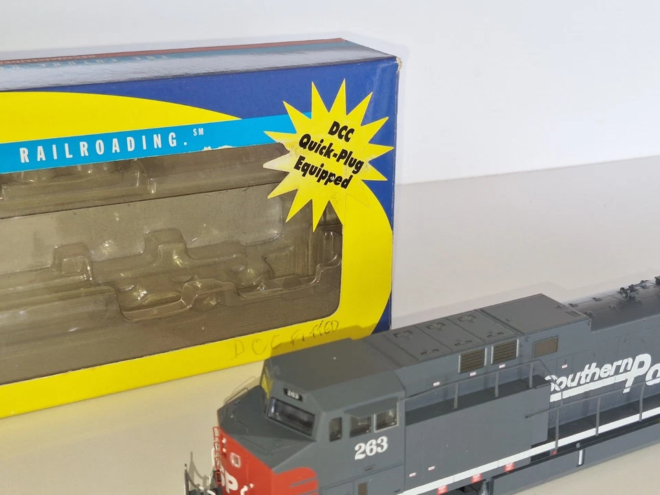Athearn 7976 DCC Equipped Southern Pacific AC4400 Diesel. Excellent Cond. Boxed - Image 3 of 4