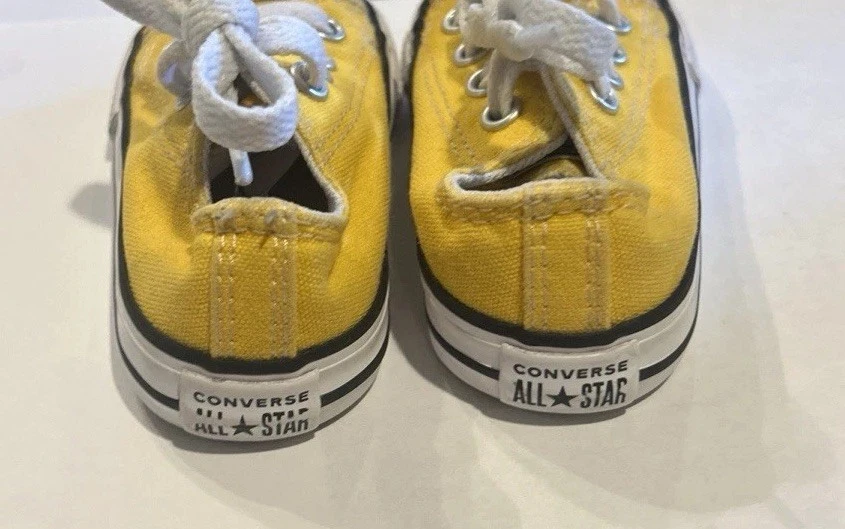 Converse bebé/niño pequeño talla 4 amarillo niño o niña Foto 3 de 4