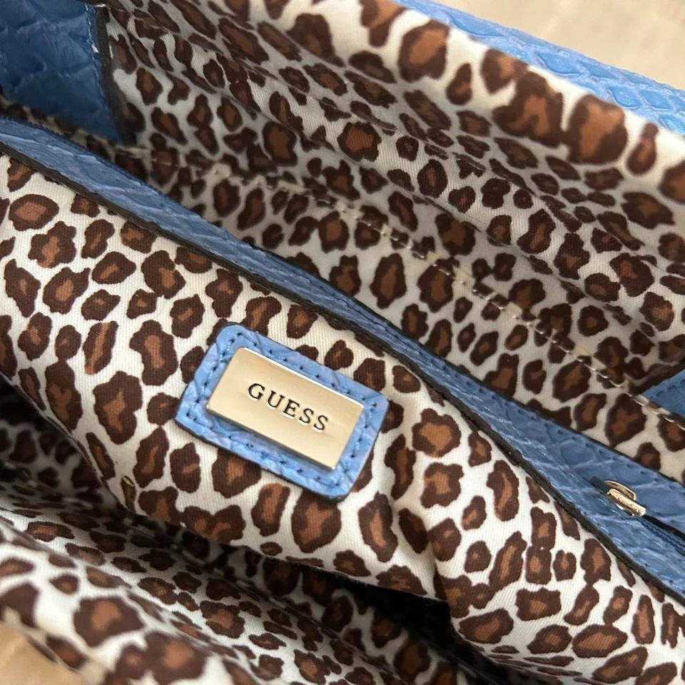 复古 Guess 蓝色标志草编手提包带豹纹装饰 — 第 4/4 张图片