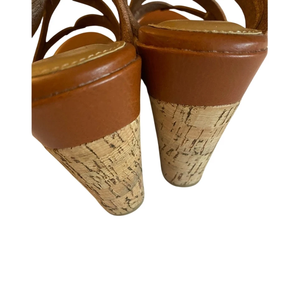 Sandalia de cuña Material Girl para mujer 8 nueva sin etiquetas imitación cuero marrón neutro punta abierta Foto 3 de 4