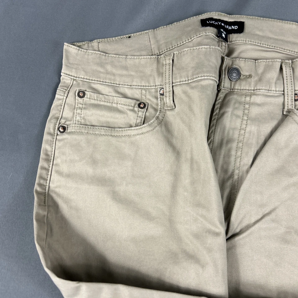 Pantalones Lucky Brand 410 Atléticos Rectos 34 x 30 Caqui Algodón Spandex Precio de venta sugerido por el fabricante 99 USD Foto 4 de 4