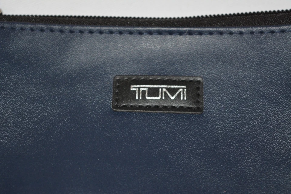 Bolsa de viaje unisex Tumi para Delta con cremallera azul marino forrada negra maquillaje usada en excelente estado Foto 2 de 4