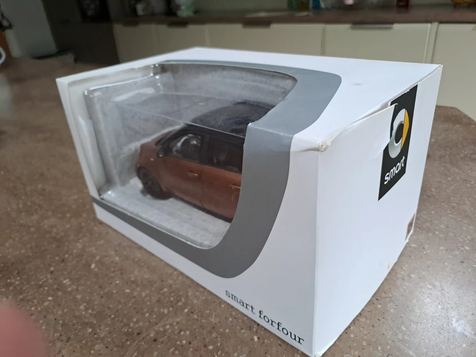 Smart Forfour 2014 - norev 1/18 metallic brown - dealer box - Image 4 of 4