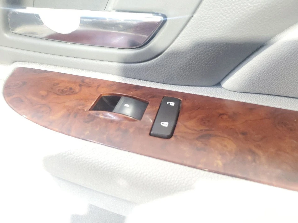 Painel interno de acabamento de porta dianteiro direito 2009 GMC Sierra 1500 fabricante de equipamento original - Imagem 3 de 4