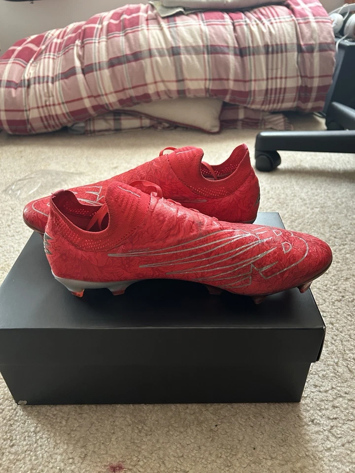 Botines de fútbol New Balance Bukayo Saka x Furon V7 Pro FG Energy Red para hombre talla 11” Foto 4 de 4