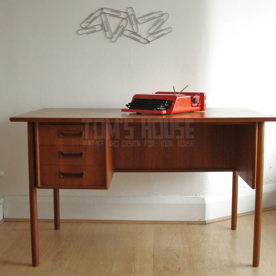 Giant Paperclip Noticeboard metal office novelty note xmas card holder  - Image 3 of 4