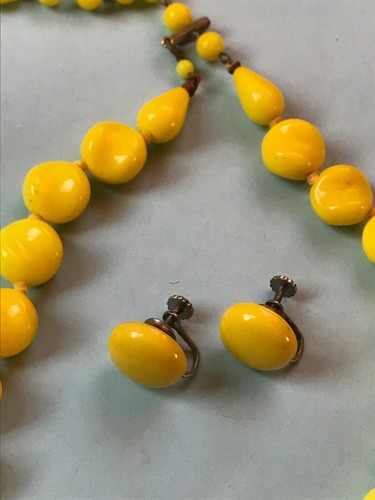 Vintage Demi HandKnotted Sunny Yellow Glass Bead Necklace & Screwback Earrings - Picture 3 of 9