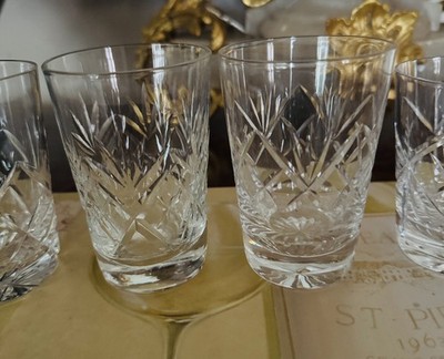 4 x kleine individuelle Kristallglas Whiskygläser / Becher