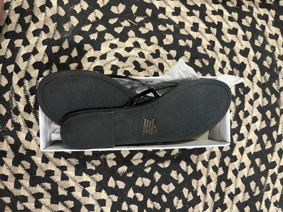 MIA 黑色翻盖 8 码 — 第 2/4 张图片