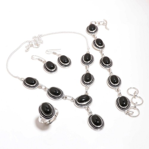 Ensemble de bijoux collier, bracelet, bague, boucle d'oreille en argent