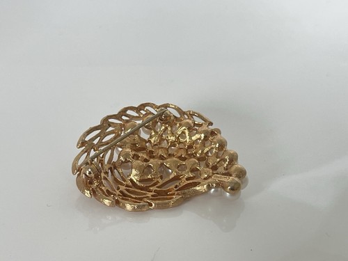 1960s Napier Faux Pearl Gold Tone Brooch - Picture 4 of 9