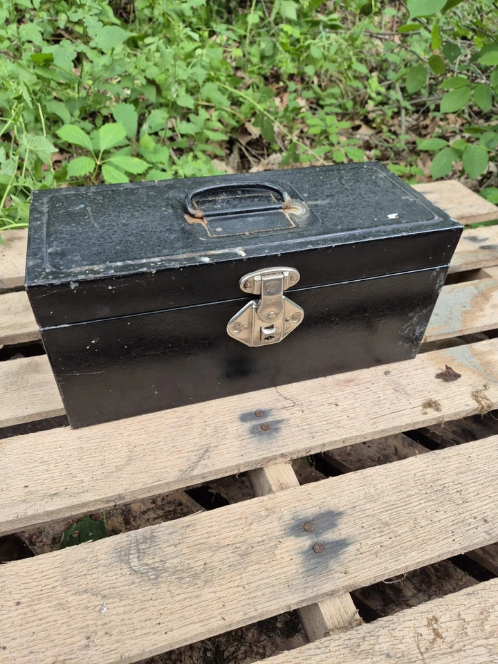 Caja de herramientas superior Carry Excelsior (Fulton) metal con mango de transporte y pestillo de bloqueo negro Foto 2 de 4