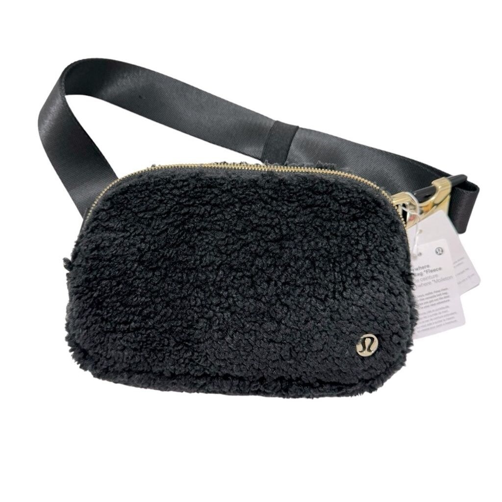 lululemon Everywhere Belt Bag *Fleece in Black with Gold