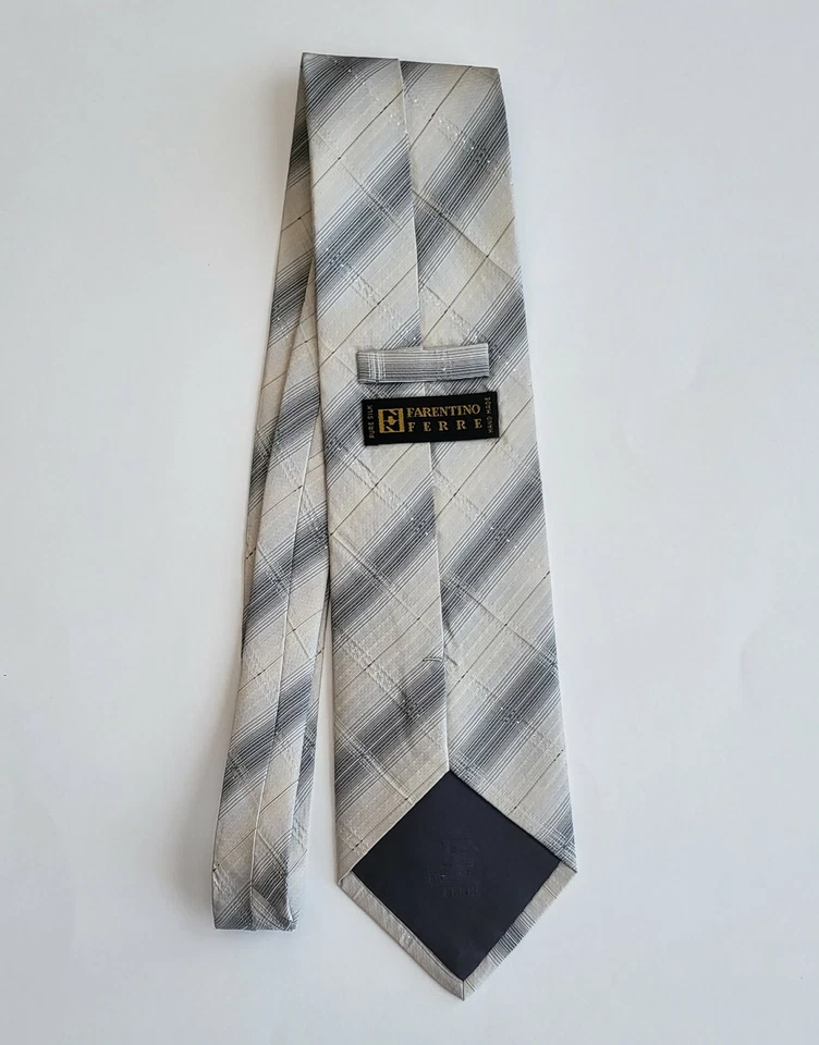 Corbata para el cuello Farentino Ferre pura seda gris plata estampado geométrico hecha a mano para hombre Foto 3 de 4