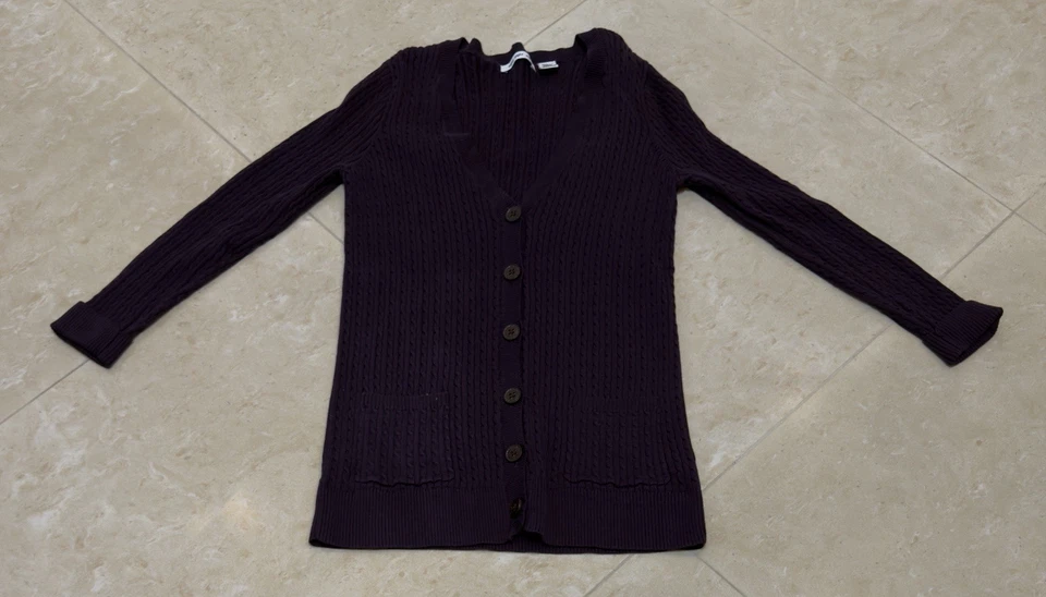 Suéter pequeño Eight Eight púrpura con botones cuello en V para mujer Foto 4 de 4