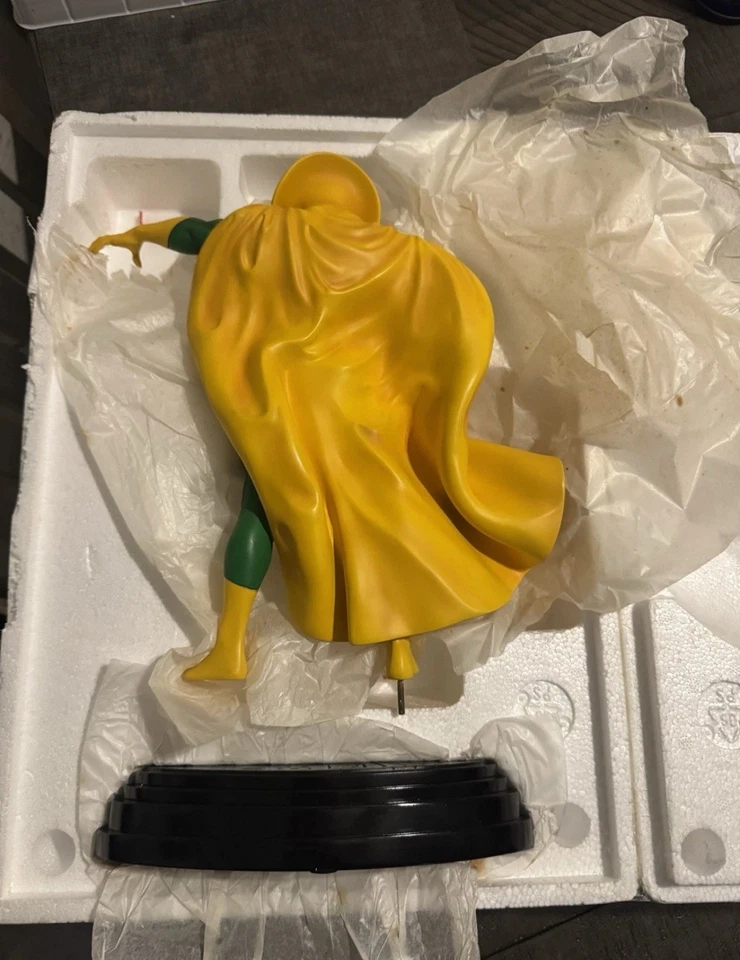 Estatua tamaño completo de los Vengadores Bowen Designs Vision Foto 2 de 4