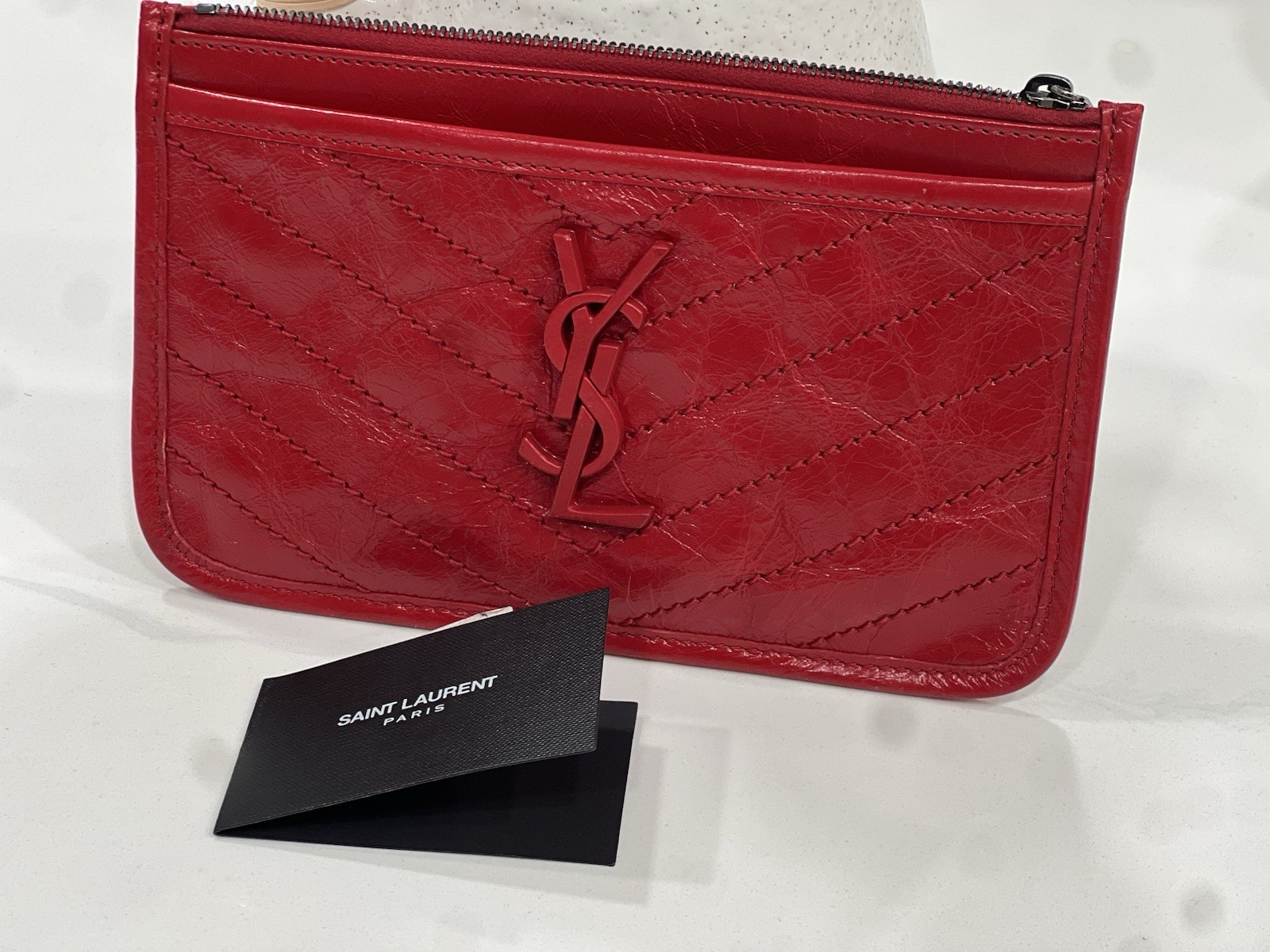 Borsa busta pochette Saint Laurent Patent piccola rossa con logo frontale in metallo