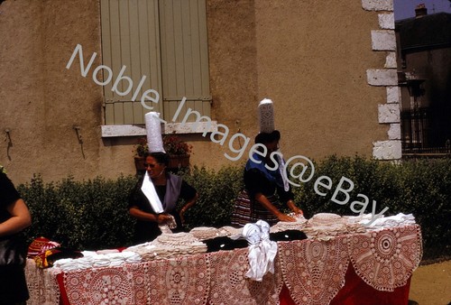 1971 Lace Street Vendors Chartres France Kodachrome 35 mm diapositiva - Foto 1 di 2