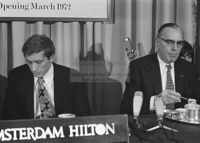 BOBBY FISCHER MEETING MAX EUWE AMSTERDAM 1972 5X7 PHOTO