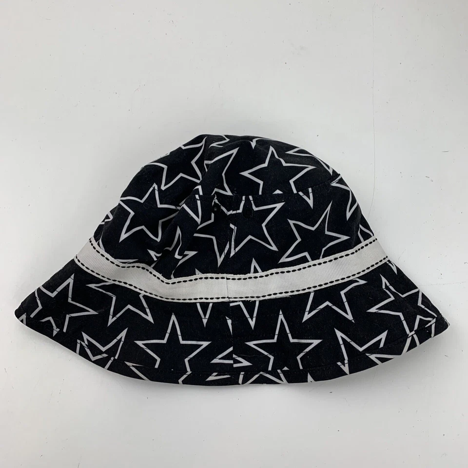 Gorra Bucket Old Navy para niños pequeños ajustada 18-24 meses negro blanco estrellas Foto 2 de 4