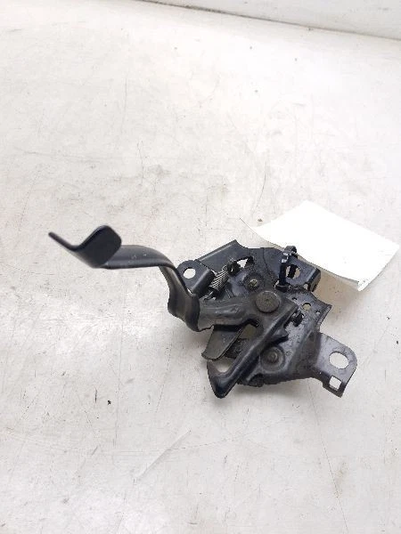 Cierre capó Toyota Prius V 12 13 14 15 16 17 Foto 2 de 4