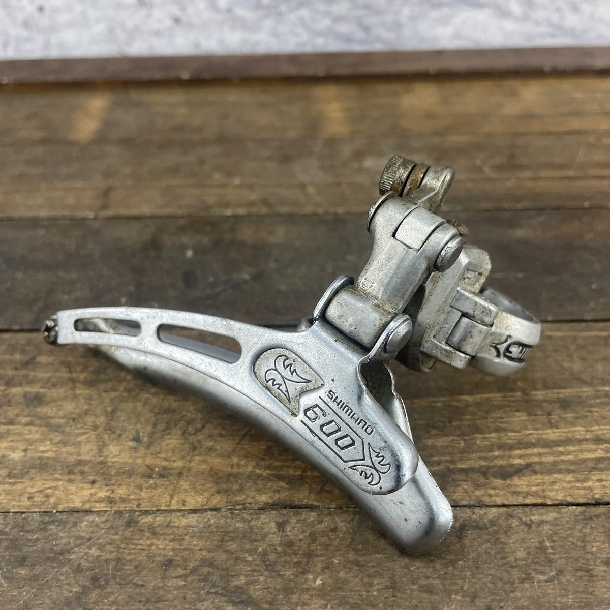 Ancien dérailleur avant Shimano 600 Arabesque 28,6 pince bas tirette