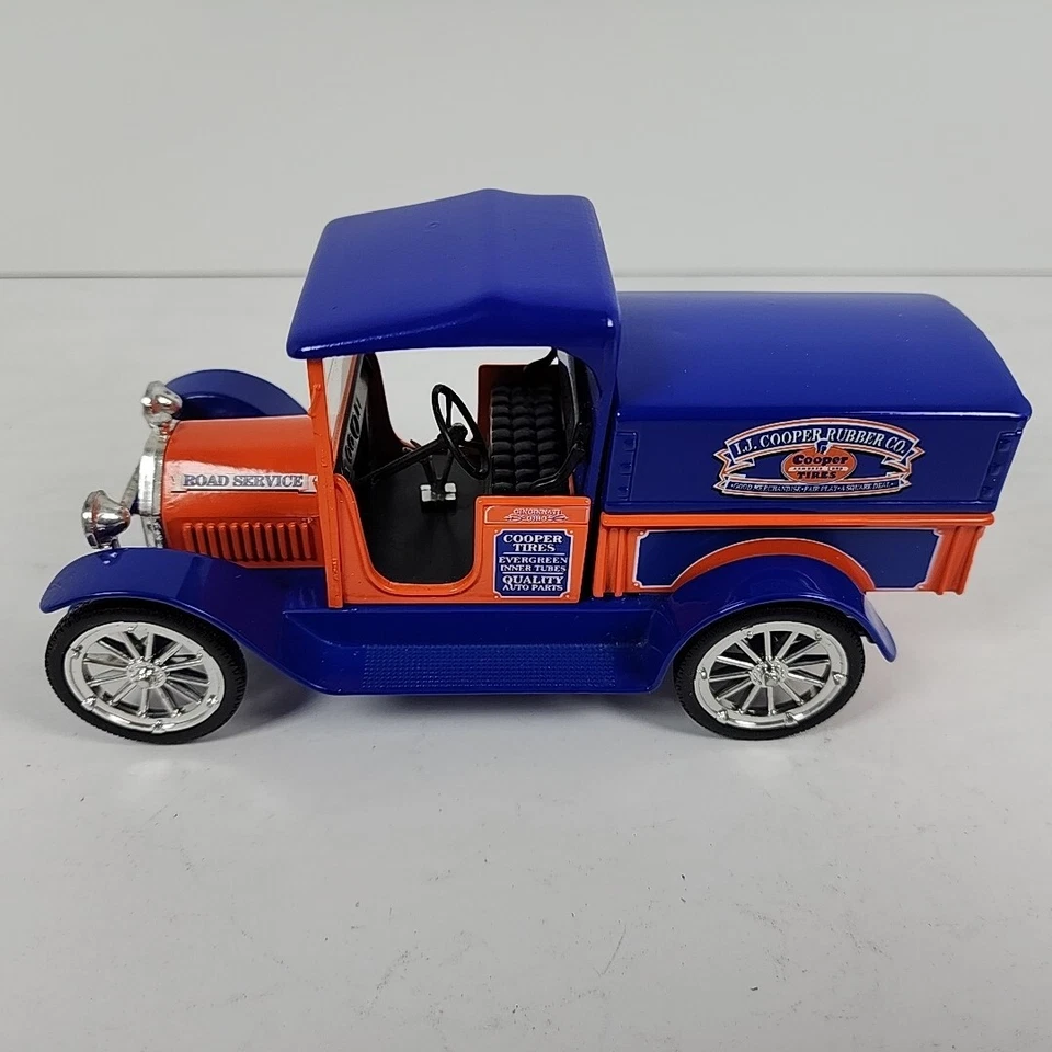 Camioneta pickup Cooper Tires 1914 Studebaker escala 1:25 Coin Bank Liberty Classics Foto 4 de 4