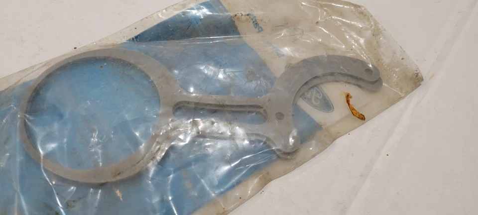 Correa de retención de tapa de combustible Ford Ranger 1983-85 NOS E3TZ-9133-A FOMOCO Foto 2 de 4