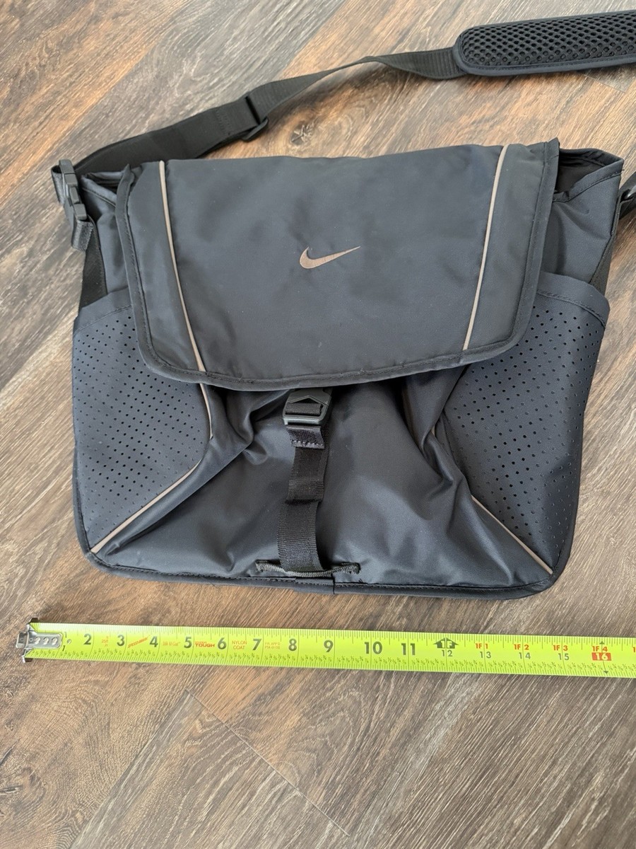Nike Sportswear Essentials Messenger Bag 15L Black Ironstone