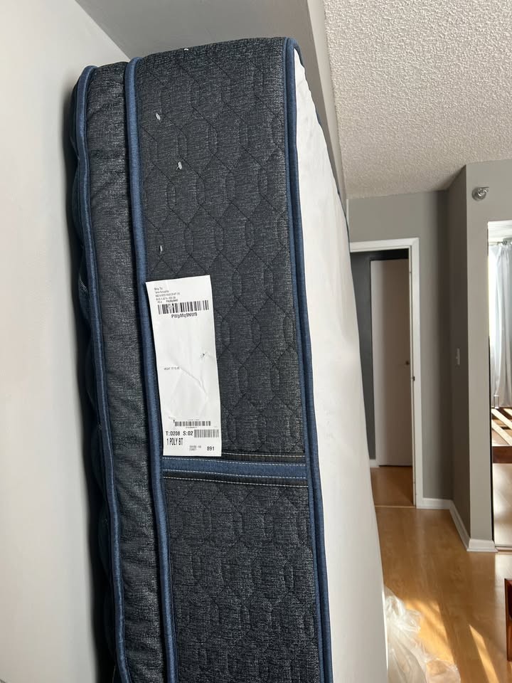 Brand New King size Serta Hybrid Mattress Serta Perfect Slee