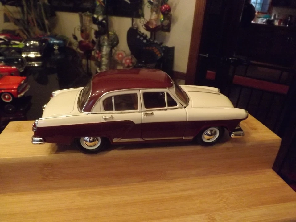 Road Signature, 1970 Russian GAZ Volga (M-21), 1:24, White and Maroon-Pre-owned - Image 2 of 4