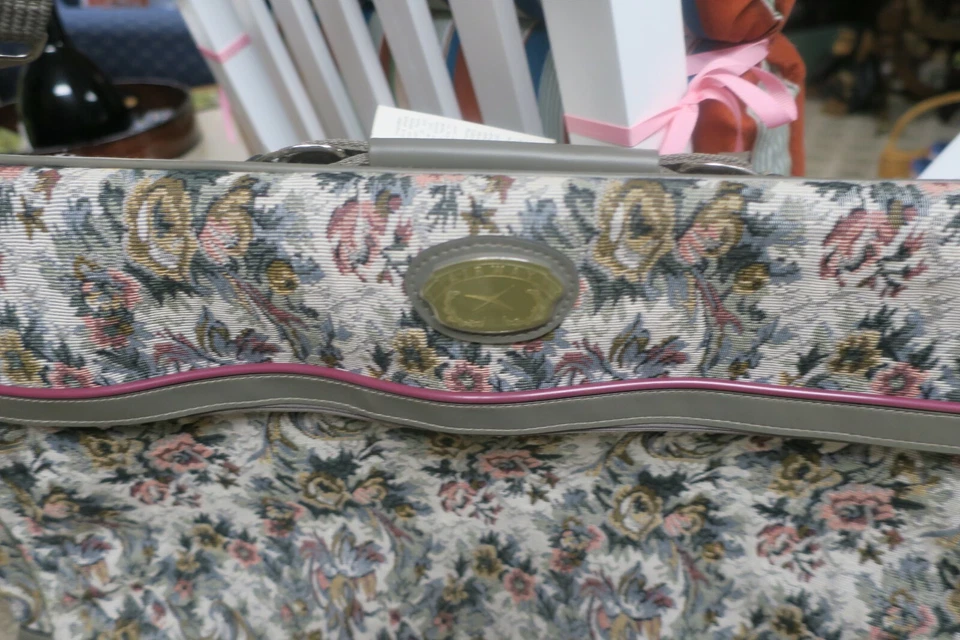 Vtg .Airway Luggage Company Hanging Garment Bag Gray Rose Tapestry  - Image 4 of 4