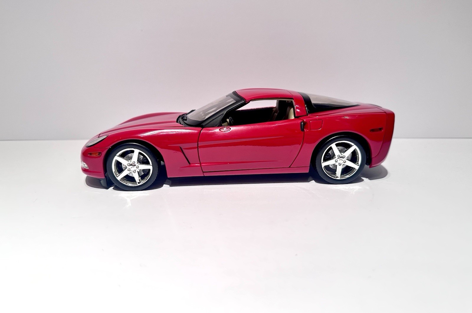 Hot Wheels 2005 Chevrolet Corvette C6 Red 1/18 Scale Diecast Model Car